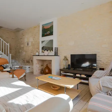 Duplex Joliment Decore Et Sa Cour Ensoleillee *