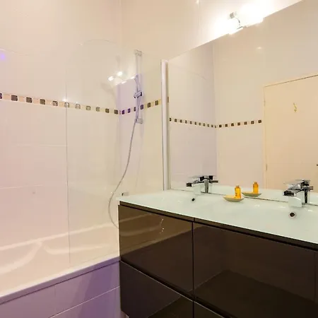 Duplex Joliment Decore Et Sa Cour Ensoleillee *