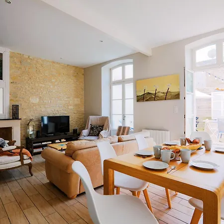 Duplex Joliment Decore Et Sa Cour Ensoleillee *