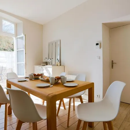 Duplex Joliment Decore Et Sa Cour Ensoleillee بيت للعطل *