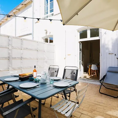 Duplex Joliment Decore Et Sa Cour Ensoleillee * سان مارتن دو ر