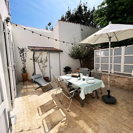 Duplex Joliment Decore Et Sa Cour Ensoleillee