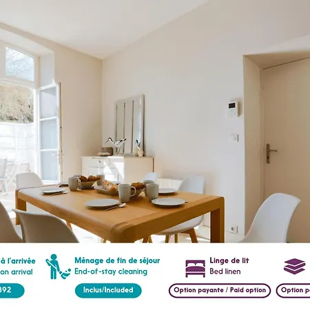 Duplex Joliment Decore Et Sa Cour Ensoleillee